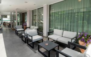 Posedenie v ubytovaní B&B Primrose Residence Hotel