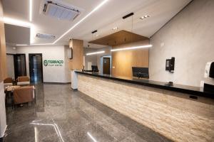 a waiting area in a hospital with a waiting room at Terraço Flat Hotel in Dourados