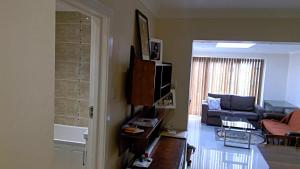 TV a/nebo společenská místnost v ubytování Luxury London Ensuite Double Room, Park free, Tram-Train!