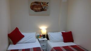 Postel nebo postele na pokoji v ubytování Luxury London Ensuite Double Room, Park free, Tram-Train!
