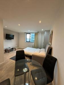 TV a/nebo společenská místnost v ubytování Grand Canal Square Apartments