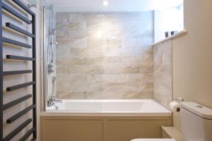 ein Badezimmer mit Badewanne und Toilette in der Unterkunft Dunsa Cottage Bakewell Peak District in Bakewell
