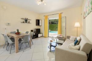 un soggiorno con un divano e un tavolo di Villa Anamari Eos Villas ad Ágios Stéfanos