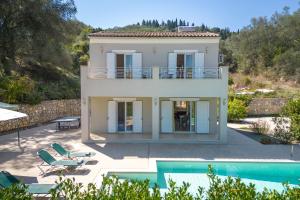 una villa con piscina e una casa di Villa Anamari Eos Villas ad Ágios Stéfanos