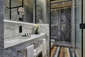 Koupelna v ubytování Floren Hotel