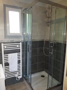 a bathroom with a shower with a glass shower stall at Maison Campagne Dix Kilomtres De in Hautot-lʼAuvray