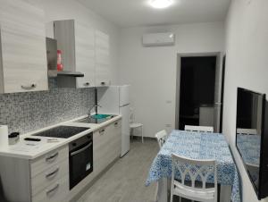 Η κουζίνα ή μικρή κουζίνα στο Casa vacanza Fabrizio San Teodoro