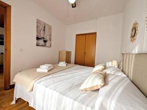 Ένα ή περισσότερα κρεβάτια σε δωμάτιο στο Apartamento Piscina en Platja d'Aro by Host&Joy +6 φωτογραφίες