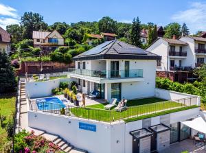 Bazén v ubytovaní Lake Spirit Boutique Apartments alebo v jeho blízkosti