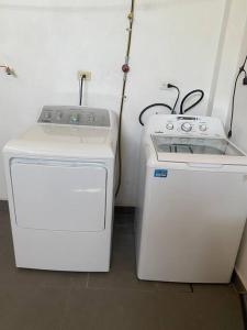 dos máquinas sentadas una al lado de la otra en una habitación en Casa Grande con Jacuzzi cerca de ctra MochisTopo, en Los Mochis