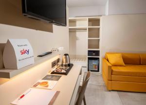 Televízia a/alebo spoločenská miestnosť v ubytovaní B&B Primrose Residence Hotel