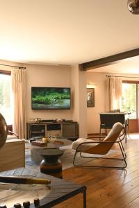 a living room filled with furniture and a flat screen tv at Nouveauté Exceptionnelle Très belle villa au pied du Mont Ventoux in Bédoin