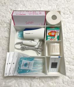 东京#1 新宿まで2分! 清潔で安全な部屋! WiFi無料!的一个带任天堂Wii和其他项目的盒子