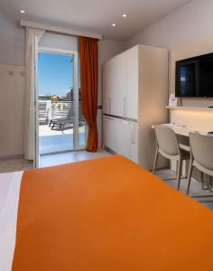 Televízia a/alebo spoločenská miestnosť v ubytovaní B&B Primrose Residence Hotel