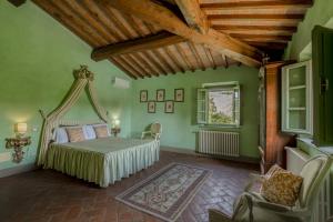 Ένα ή περισσότερα κρεβάτια σε δωμάτιο στο VILLA ISIDE 8, Emma Villas