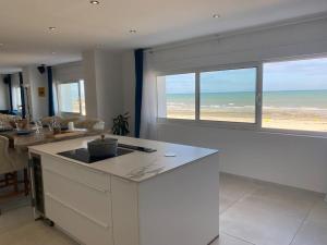 eine Küche mit einer Insel mit Meerblick in der Unterkunft La Plage in Donville-les-Bains