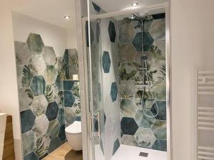 ein Badezimmer mit Dusche und Toilette in der Unterkunft La Plage in Donville-les-Bains + 34 Fotos