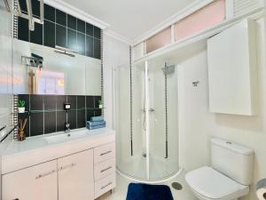 Ένα μπάνιο στο PaulMarie Apartment Atlantic View Terrace +17 φωτογραφίες