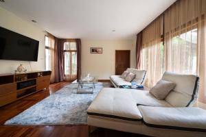 Μια τηλεόραση ή/και κέντρο ψυχαγωγίας στο Pattaya Luxurious Gentlemans Club Pool Villa