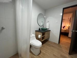 une salle de bains avec toilettes, lavabo et miroir dans l'établissement Dk4-Studio for 4 in Zona Viva, à Guatemala 22 autres photos