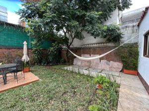 un jardin avec une corde attachée à un arbre dans l'établissement Dk4-Studio for 4 in Zona Viva, à Guatemala