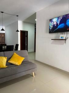 Televisyen dan/atau pusat hiburan di Elegante Casa Nueva Comoda con Asador