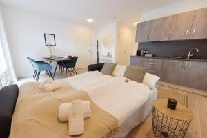 Ένα ή περισσότερα κρεβάτια σε δωμάτιο στο HomeME 2 I zentral I NETFLIX I Küche I Parkplatz I kliniknah