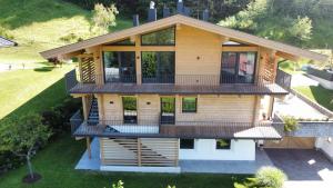 een luchtzicht op een huis met een balkon bij Apartment Troger in Fieberbrunn