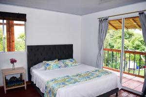 Postel nebo postele na pokoji v ubytování Finca Hotel el Edén del Quindío