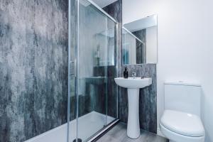 Un baño con ducha, inodoro y lavabo. en Heywood House - Contractor stays by Niji Short Stays, en Heywood 49 fotos más