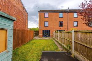 un patio vacío frente a un edificio de ladrillo en Heywood House - Contractor stays by Niji Short Stays, en Heywood