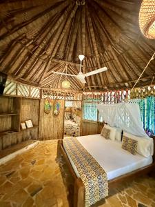una camera da letto in una yurta con un letto in esso di Eco Hostal Yuluka a El Zaino