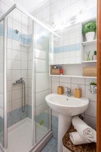 Ένα μπάνιο στο Cute apartment 20m from beach