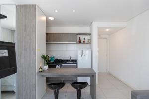 A cozinha ou cozinha compacta de Studio Espaço Moderno