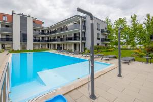 Bazén v ubytovaní Haven Apartman Zamárdi By BLTN alebo v jeho blízkosti