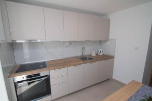 Kuchyň nebo kuchyňský kout v ubytování Marija + 12 fotografií