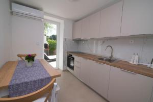 Kuchyň nebo kuchyňský kout v ubytování Marija