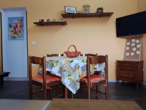 TV a/nebo společenská místnost v ubytování Casa Vacanza L'Agrumeto