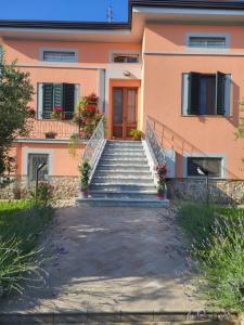 a house with stairs leading to a door at BnB Villa Melany vicino Centro in Lucca