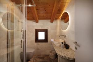 un bagno con doccia, WC e lavandino di Villa Elena Corfu in Doukades a Doukádes Altre 33 foto