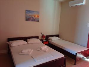 A bed or beds in a room at Studios Achileus 2