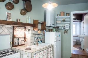Una cocina con un refrigerador blanco y un fregadero. en Casina di Tufo a 5 minuti da Sorano e Pitigliano, Wi-Fi, en San Quirico