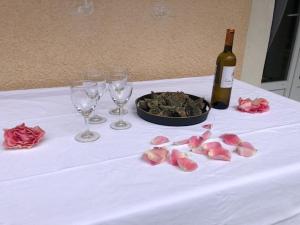 - une table avec une bouteille de vin et des verres à vin dans l'établissement Maison Solyne Andernos les Bains, à Andernos-les-Bains