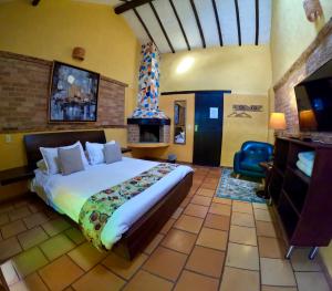 Un dormitorio con una cama y un televisor en una habitación. en Bombon Hotel, en Villa de Leyva 108 fotos más