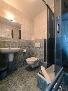 ein Badezimmer mit Toilette, Waschbecken und Dusche in der Unterkunft Mikolaj in Białogóra + 37 Fotos