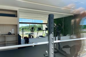 Zimmer mit einem Fitnessraum und einem Spiegel in der Unterkunft Makia Beach Experience in Ipojuca