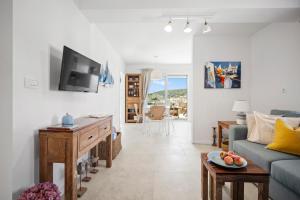 Μια τηλεόραση ή/και κέντρο ψυχαγωγίας στο Stunning seaview retreat with terrace