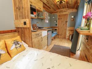 Un dormitorio con una cama en una habitación con paredes de madera. en Tower Hut, en Ryde 11 fotos más