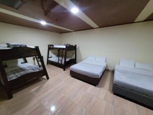 Katil atau katil-katil dalam bilik di Find Land & a Rest