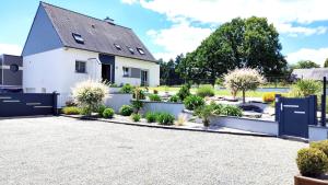 a house with a garden in the driveway at Chambre mer in Orgères